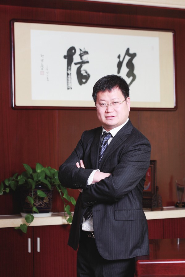 9年前，鄒承慧站在江陰華士鎮(zhèn)華西村的一間荒廢車間門口，帶著13名員工，前途充滿未知。9年后，鄒承慧率領(lǐng)下的愛康資產(chǎn)已超百億，創(chuàng)造了一系列的全國乃至世界之最—太陽能鋁邊框產(chǎn)品占全球市場(chǎng)份額20%，居世界第一，光伏安裝支架系統(tǒng)產(chǎn)品占全國市場(chǎng)份額15%，居全國行業(yè)第一。光伏發(fā)電規(guī)模居全國非公有制企業(yè)發(fā)電前列。