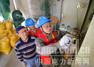 中國電力新聞網(wǎng)訊 通訊員 毛強(qiáng) 報(bào)道 近日，湖北武漢漢南區(qū)供電公司員工主動放棄假期休息時(shí)間，來到農(nóng)村養(yǎng)殖戶家中，為其檢修飼料加工設(shè)備，服務(wù)農(nóng)村群眾增收致富。